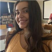 Étudiante donne des cours de soutien scolaire